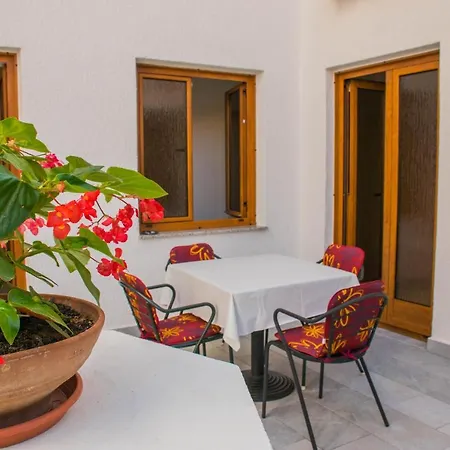 Apartments White & Green In Malinska Exterior photo