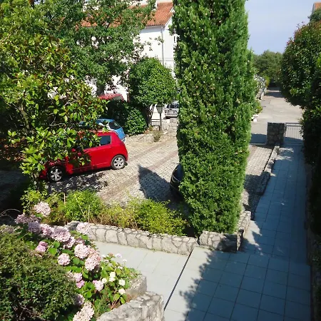 Apartments White & Green In Malinska Exterior photo