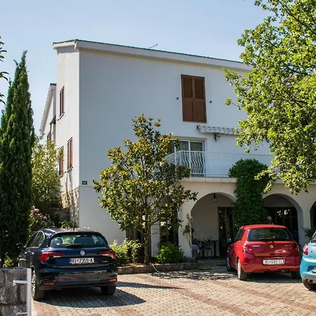 Apartments White & Green In Malinska Exterior photo