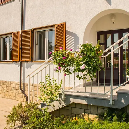 Apartments White & Green In Malinska Exterior photo