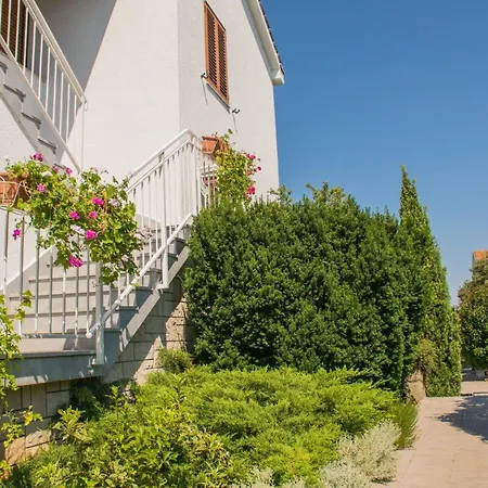 Apartments White & Green In Malinska Exterior photo