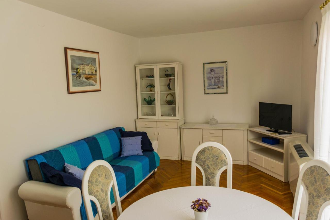 White & In Apartment Malinska