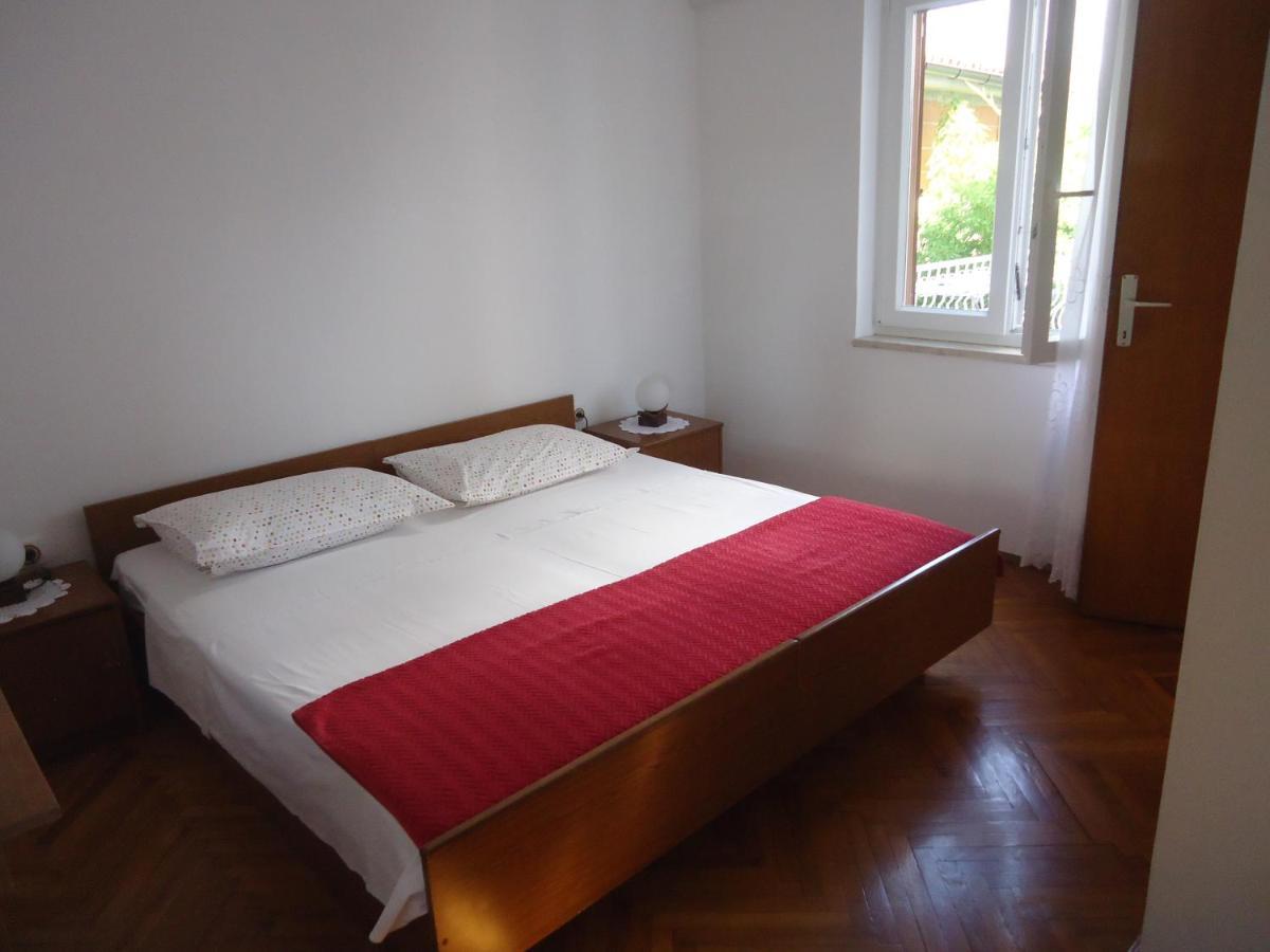 White & In Apartment Malinska