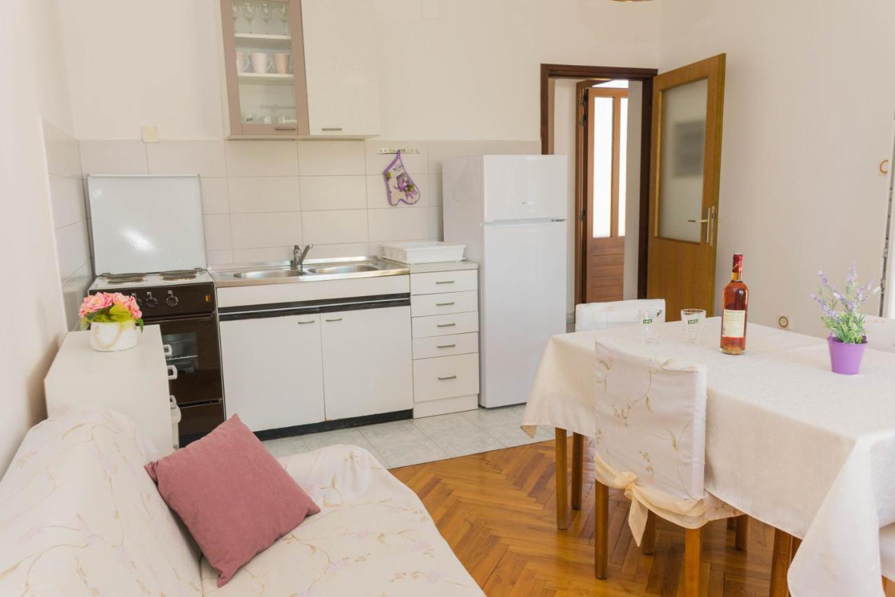 White & In Apartment Malinska