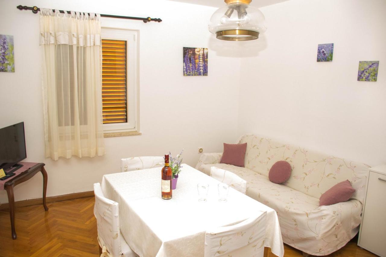 White & In Apartment Malinska